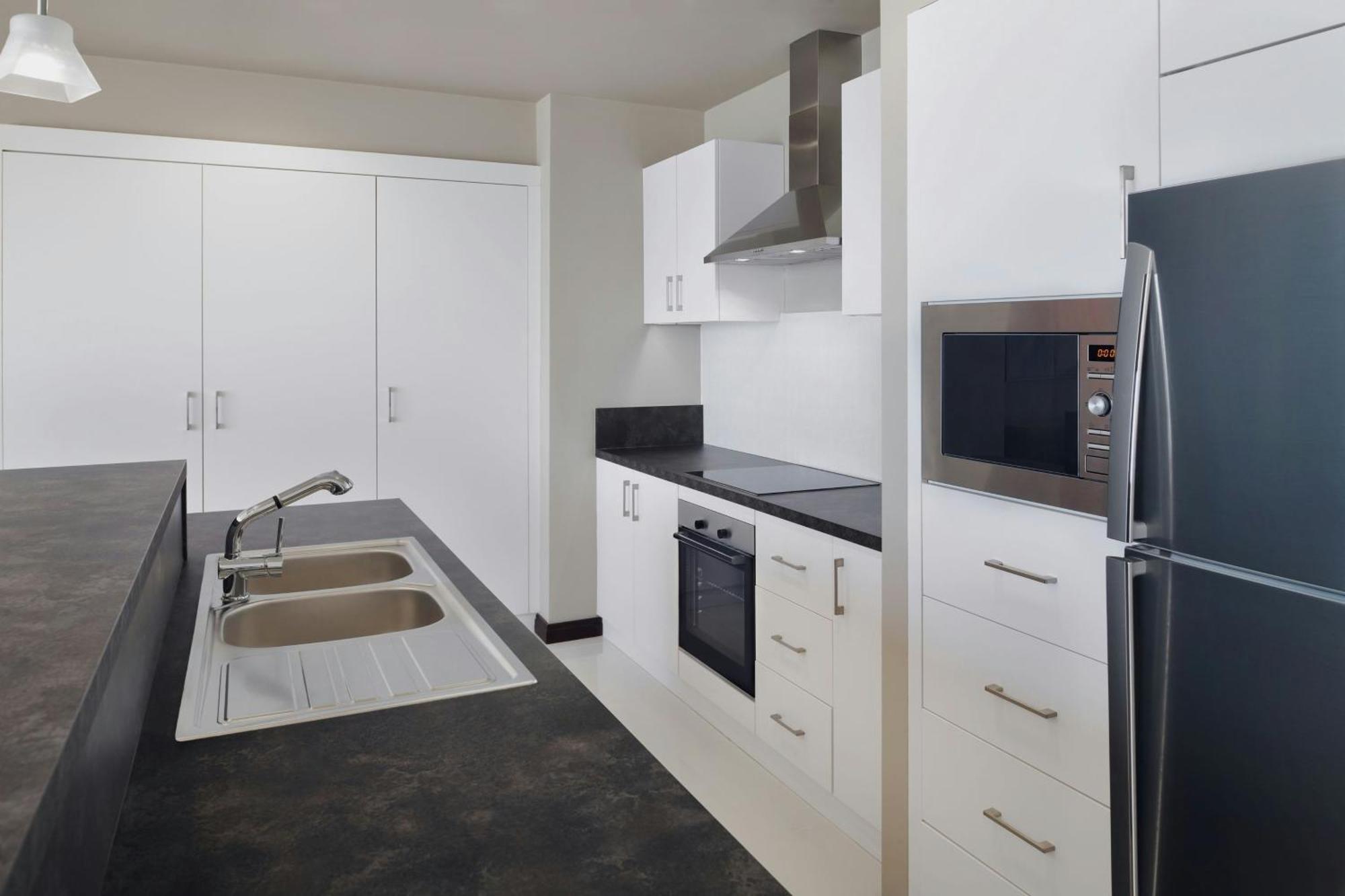 Delta Hotels By Marriott City Center Doha Exterior foto A typical kitchen in a student apartment